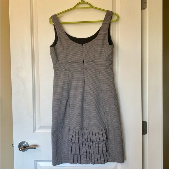 Sleeveless gingham pleated back removable flower - Picture 4 of 6